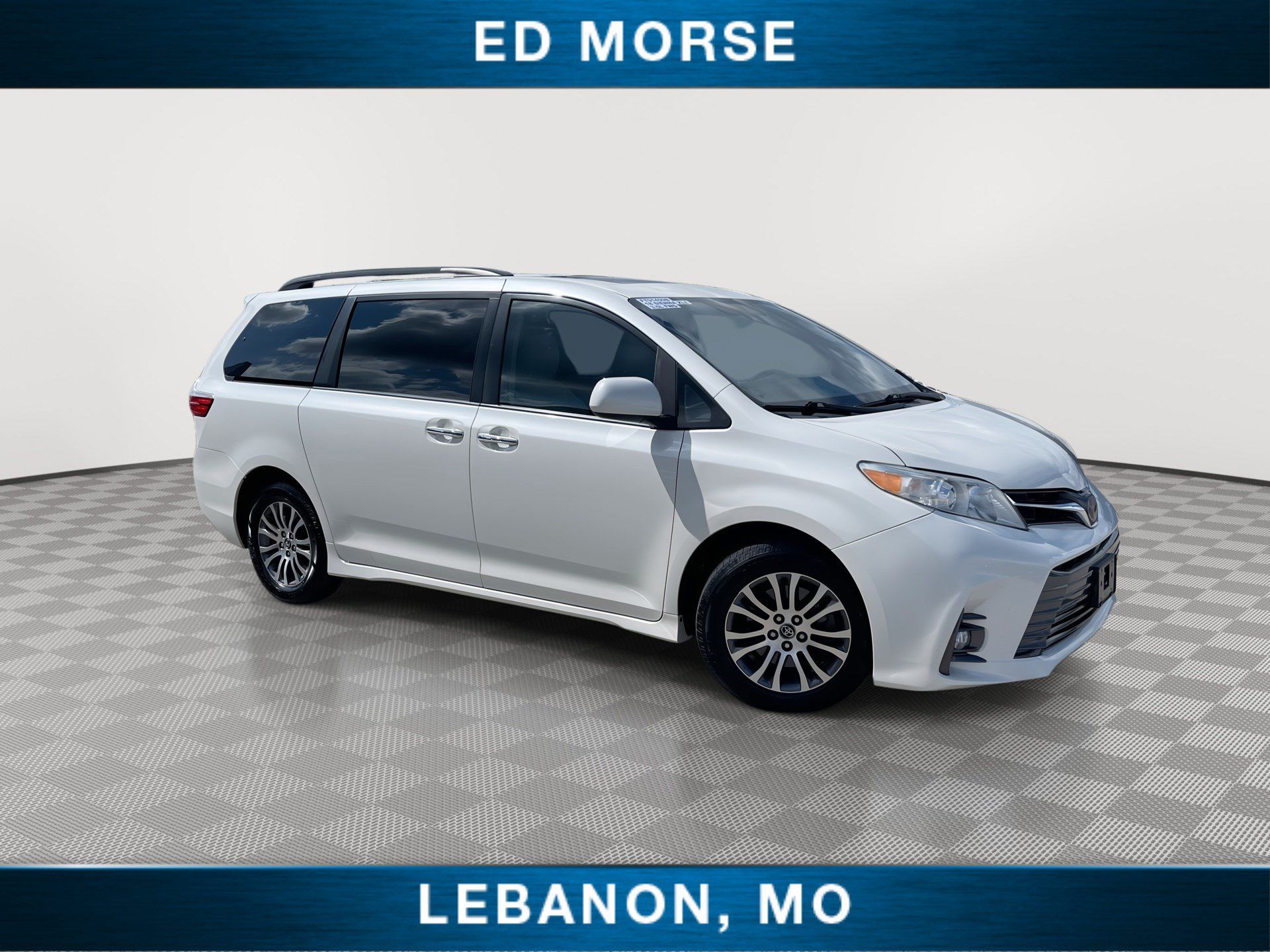 Used 2018 Toyota Sienna XLE w/ XLE Navigation Package FWD image 2