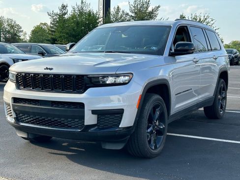 Used 2023 Jeep Grand Cherokee L Laredo image 3