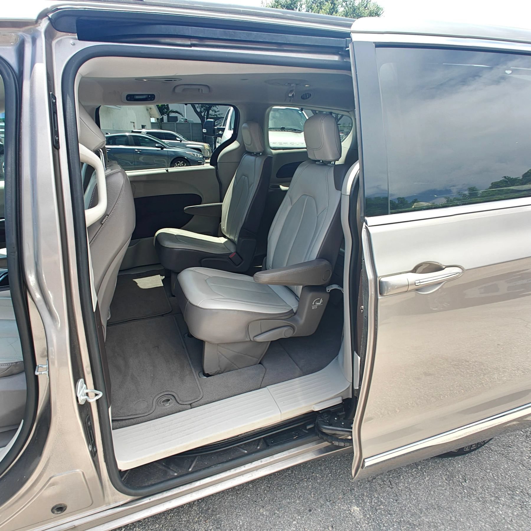 Used 2017 Chrysler Pacifica Touring-L FWD image 12