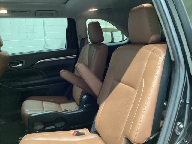 Used 2018 Toyota Highlander Limited Platinum AWD/4WD image 19