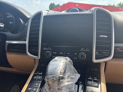 Used 2018 Porsche Cayenne Platinum Edition AWD/4WD image 33