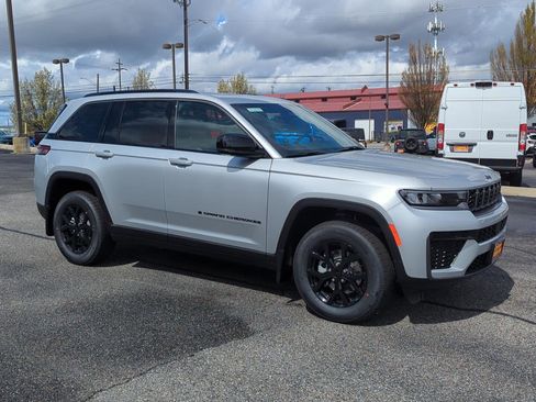 New 2026 Jeep Grand Cherokee Altitude AWD/4WD image 1