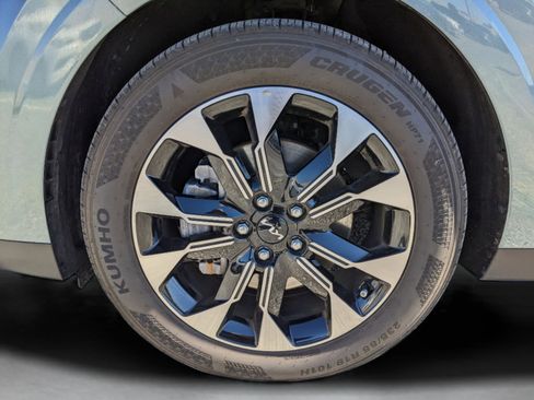 Used 2023 Kia Carnival EX image 11