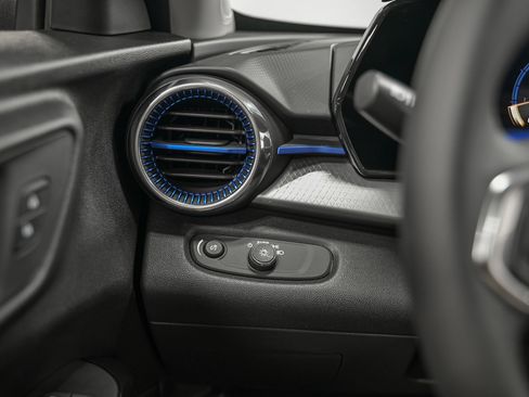 Used 2024 Chevrolet Trax LT w/ Sunroof Package FWD image 17