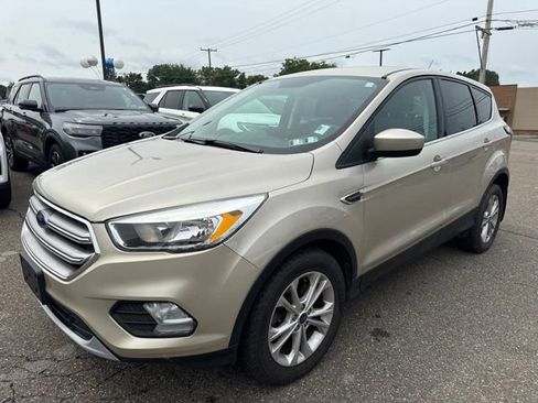 Used 2017 Ford Escape SE w/ SE Cold Weather Package AWD/4WD image 2