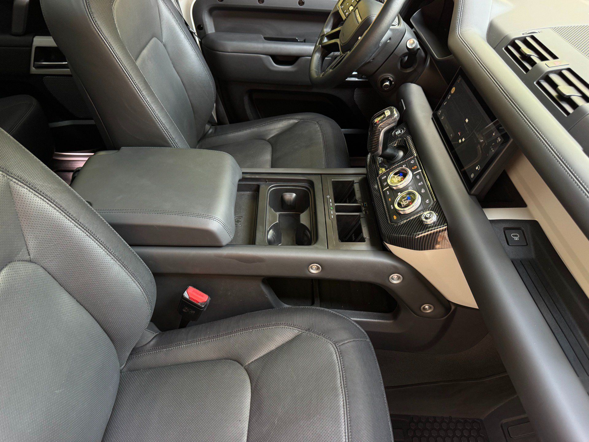 Used 2023 Land Rover Defender 110 X-Dynamic SE AWD/4WD image 18