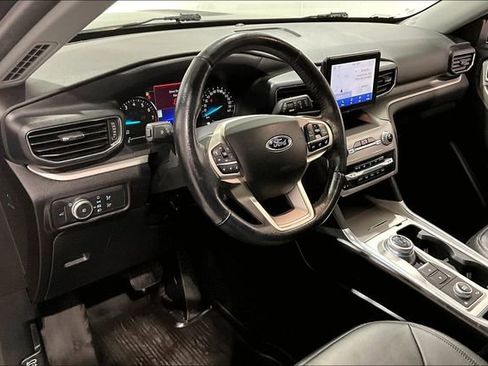 Used 2022 Ford Explorer XLT w/ XLT Sport Appearance Package image 17
