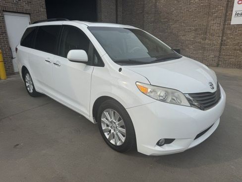 Used 2014 Toyota Sienna XLE w/ Entertainment Package AWD/4WD image 2