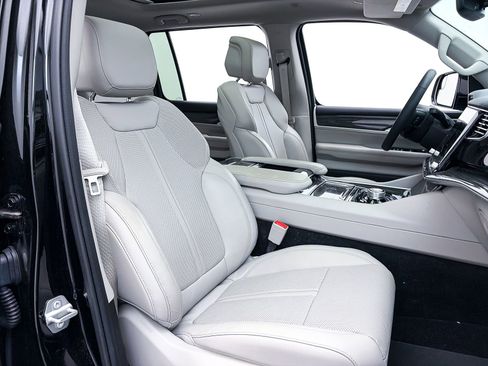 Used 2022 Jeep Wagoneer Series III w/ Premium Group I image 36