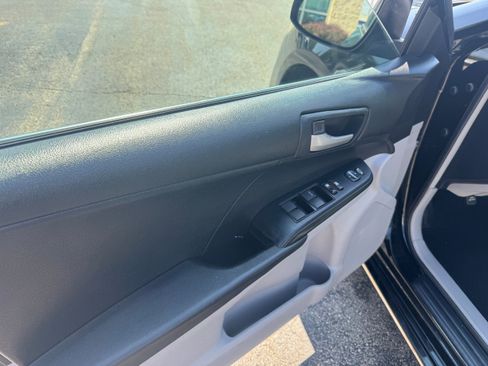 Used 2012 Toyota Camry LE FWD image 7