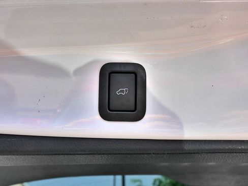 Used 2018 Toyota Highlander SE w/ Carpet Mat Package (TMS) AWD/4WD image 18