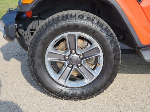 Used 2019 Jeep Wrangler Unlimited Sahara w/ Dual Top Group AWD/4WD image 10