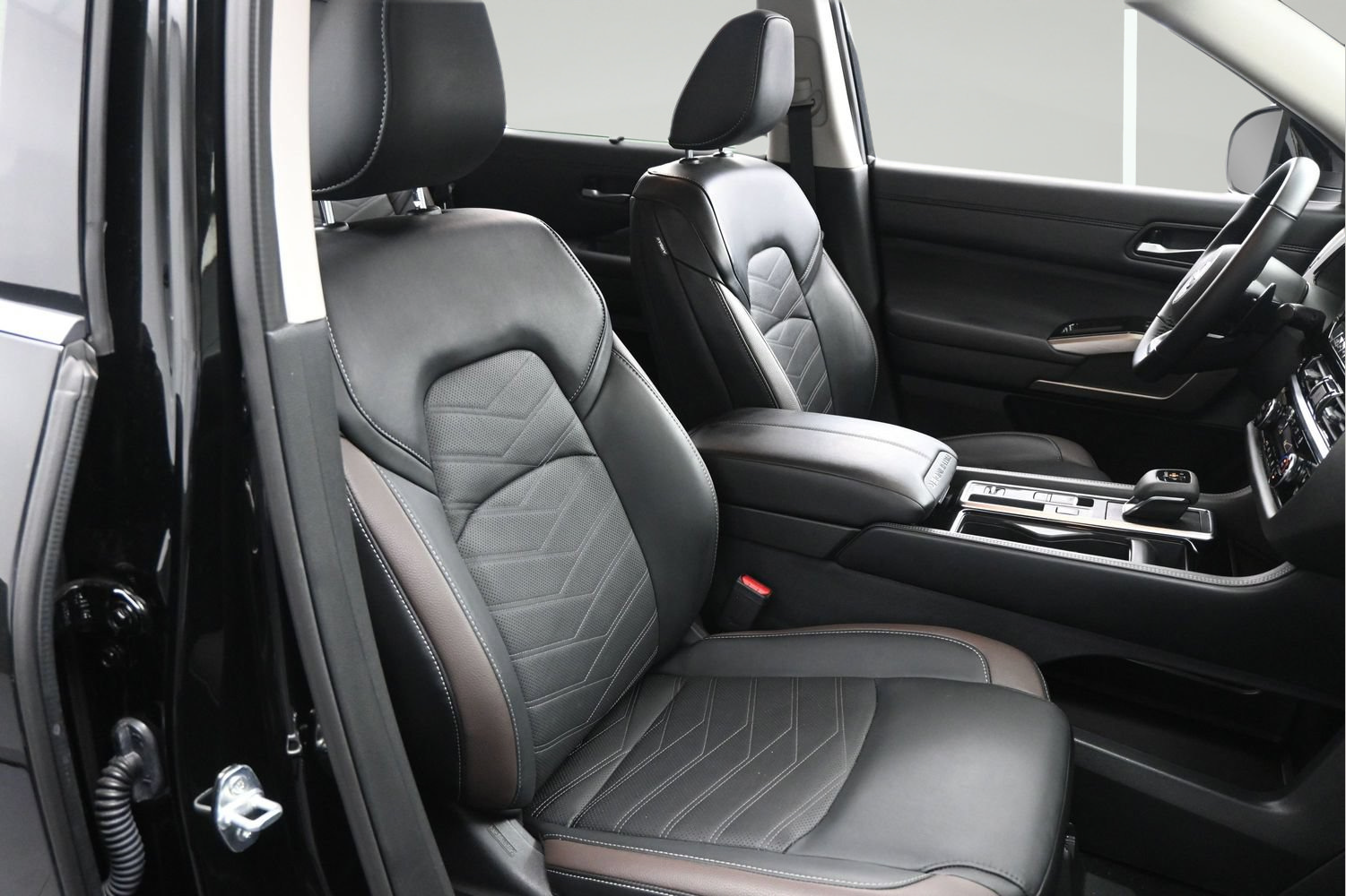 Certified 2025 Nissan Pathfinder Platinum w/ Cargo Package FWD image 15
