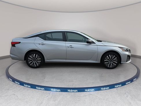 Used 2024 Nissan Altima 2.5 SV AWD/4WD image 5