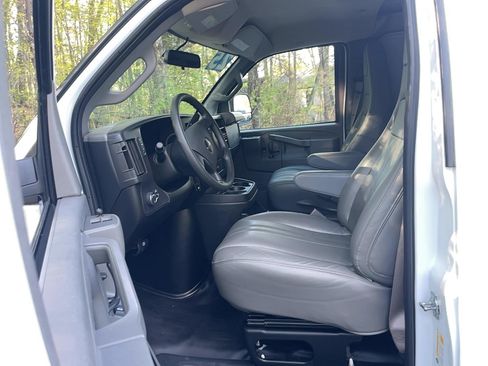 Used 2025 GMC Savana 3500 Extended RWD image 17