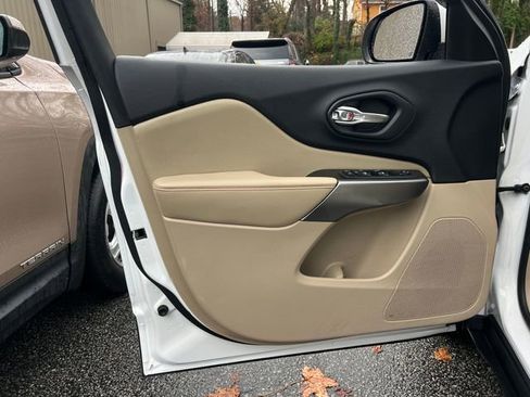 Used 2019 Jeep Cherokee Latitude w/ Popular Appearance Group image 10