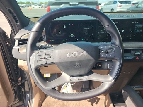 Used 2024 Kia EV9 Land image 16
