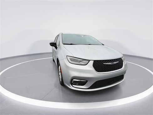 Used 2024 Chrysler Pacifica Touring-L image 3