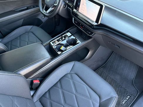 Used 2024 Volkswagen Atlas Cross Sport SE w/ Panoramic Sunroof Package AWD/4WD image 16
