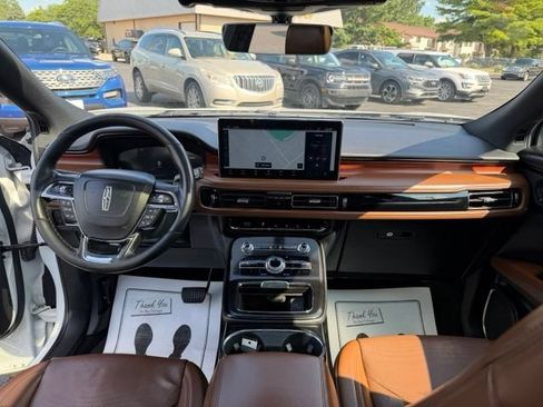 Used 2022 Lincoln Nautilus Reserve w/ Luxury Package AWD/4WD image 2