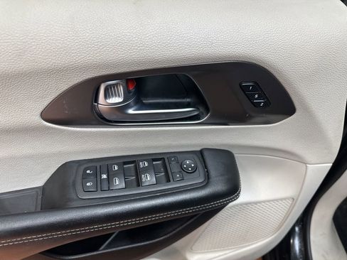 Used 2022 Chrysler Pacifica Touring-L image 24