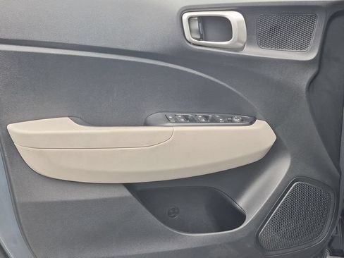 Used 2025 Hyundai Venue SEL FWD image 11