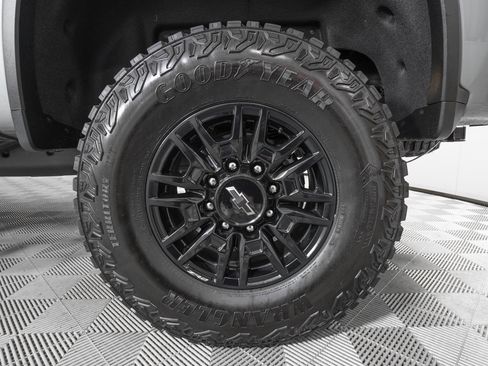 Used 2025 Chevrolet Silverado 2500 ZR2 w/ Technology Package image 32