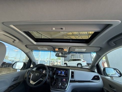 Used 2016 Toyota Sienna XLE Premium FWD image 22