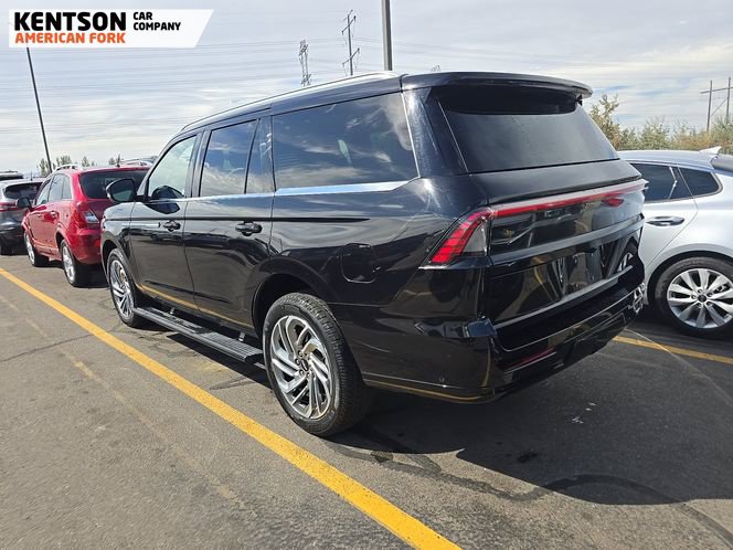 Used 2025 Lincoln Navigator Reserve AWD/4WD image 2