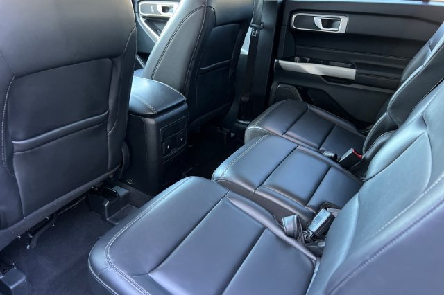 Used 2023 Ford Explorer XLT w/ Equipment Group 202A AWD/4WD image 13