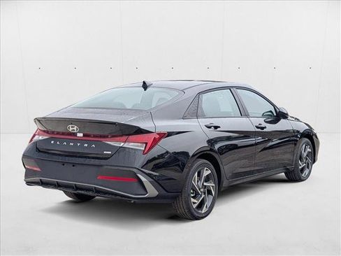 New 2025 Hyundai Elantra SEL image 2