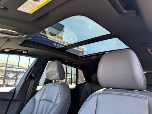 Used 2019 Audi Q8 Premium image 28