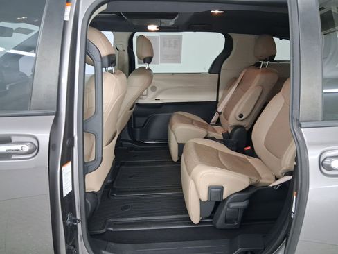 Used 2021 Toyota Sienna Limited image 12