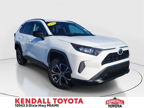 Used 2021 Toyota RAV4 LE image 1
