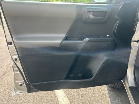Used 2017 Toyota Tacoma SR AWD/4WD image 18