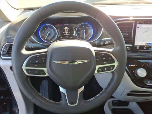 Used 2023 Chrysler Pacifica Touring-L image 20