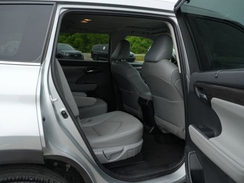 Used 2020 Toyota Highlander Limited FWD image 22