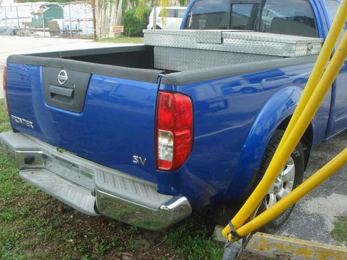 Used 2013 Nissan Frontier SV image 6