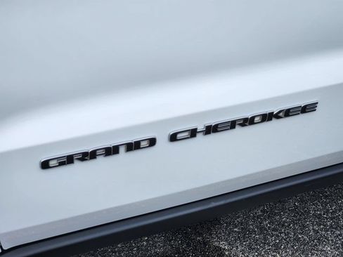 Used 2021 Jeep Grand Cherokee Limited RWD image 12