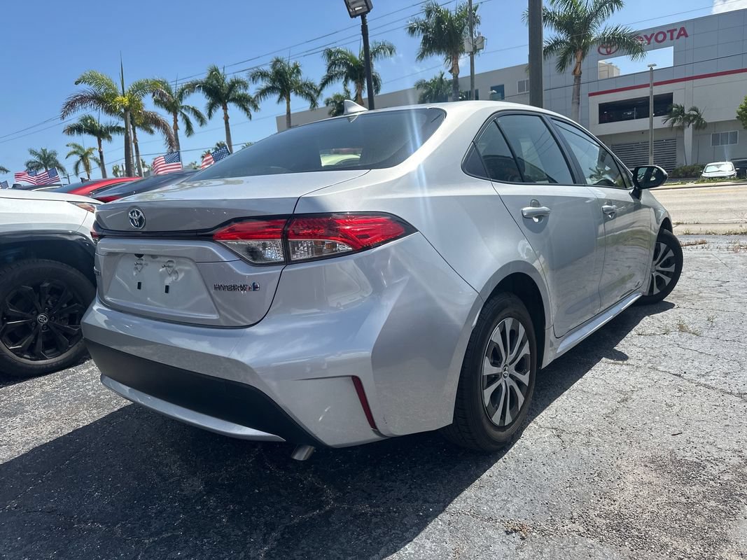 Used 2022 Toyota Corolla LE FWD image 2