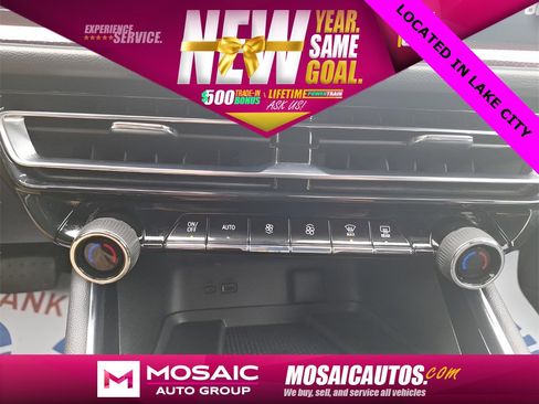 Used 2025 Chevrolet Traverse Z71 image 28