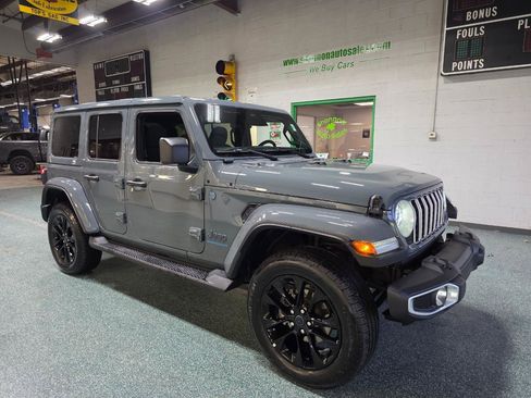 Used 2025 Jeep Wrangler Sahara image 4