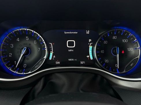 Certified 2024 Chrysler Pacifica Touring-L image 32