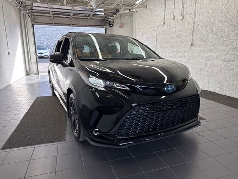 Certified 2025 Toyota Sienna XSE image 2