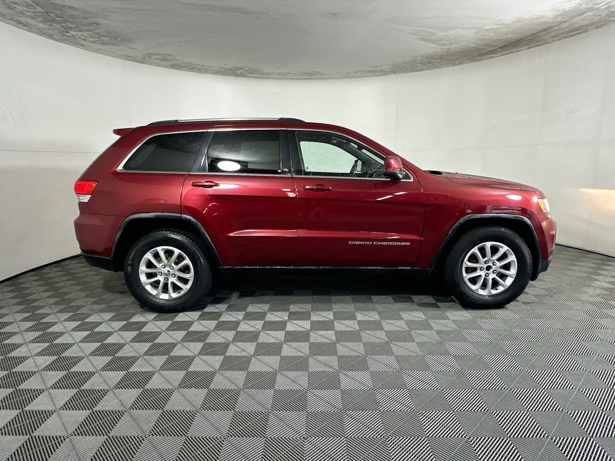 Used 2014 Jeep Grand Cherokee Laredo w/ Security & Convenience Group RWD image 2