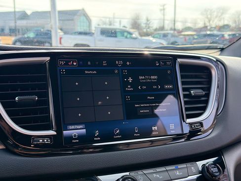 Used 2025 Chrysler Voyager LX image 9