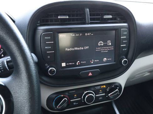Used 2025 Kia Soul LX w/ LX Technology Package FWD image 18