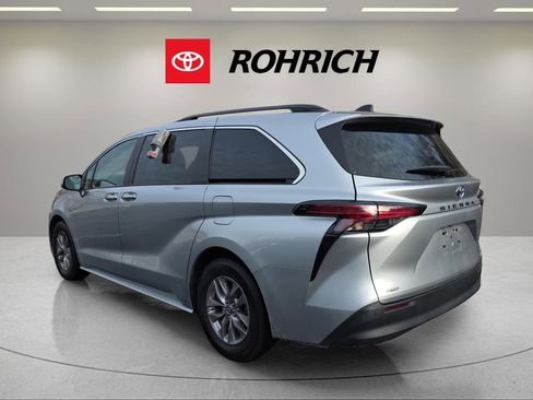 Used 2022 Toyota Sienna XLE image 7