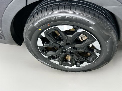 Used 2024 Kia Sorento S image 11