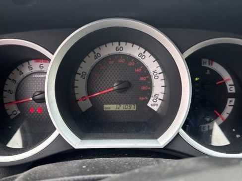 Used 2014 Toyota Tacoma 4x4 Double Cab w/ SR5 Package image 3